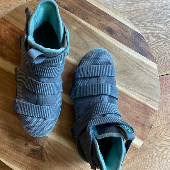 Nike Lebron Soldier 11 Youth Size 5 - Picture 2 of 4